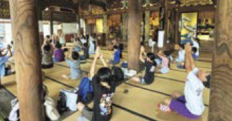 お寺でヨガをする人々（写真）
