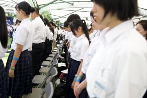広島平和記念式典で黙とうをしている様子（写真）