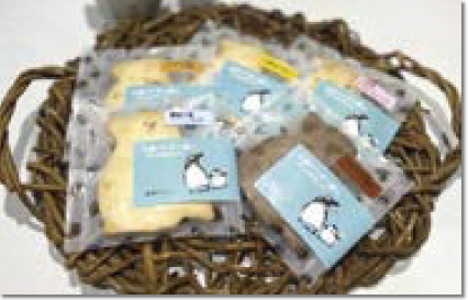 かごに盛り付けられた5種類の商品（写真）