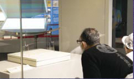 展示された刀に見入る人々（写真）