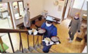 そばを運ぶ様子（写真）