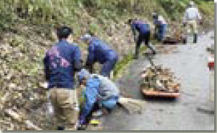 支え隊と地域の人が作業する様子（写真）
