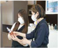 二人の従業員が仕事をしている様子（写真）