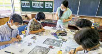 作品を作る様子（写真）