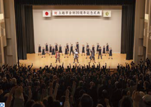 （写真4）古川学園 上越高等学校ダンス部、越後上越 上杉おもてなし武将隊によるダンスパフォーマンス