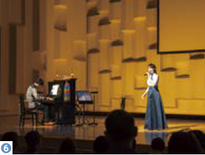 （写真6）ピアノと歌の演奏の様子