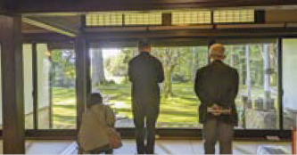 邸内からの美しい景色を見入る来場者（写真）