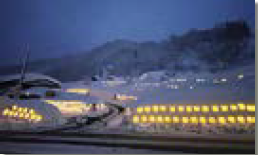 夜になり明かりが灯る様子（写真）