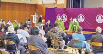 小学生が披露した里神楽に拍手を送る地域の人たち（写真）