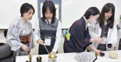茶道の体験をする様子（写真）