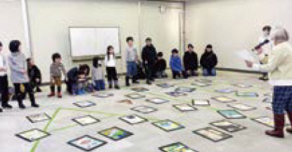ジャンボかるたで遊ぶ様子（写真）