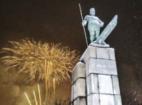 レルヒ像と花火（写真）