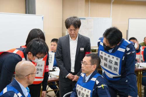 関係機関で対応を協議（写真）