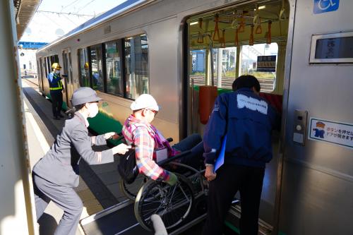 直江津駅で電車に乗車（写真）