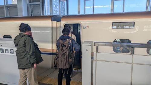上越妙高駅で新幹線へ乗車（写真）
