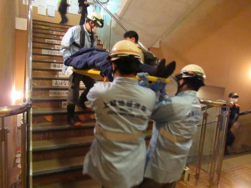 上越地域消防局による入所者搬送（写真）