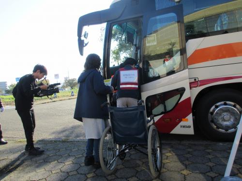 バスに乗車する様子（写真）