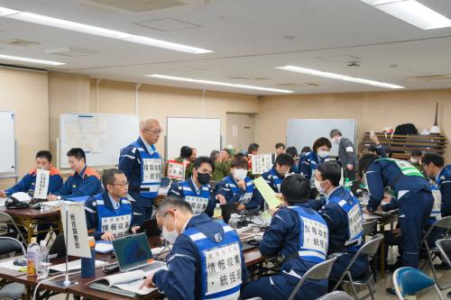 対策本部室の様子（写真）