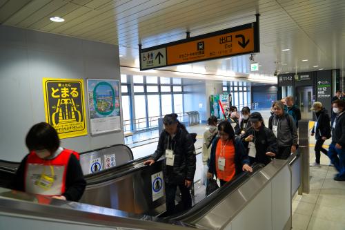 構内の避難誘導（写真）