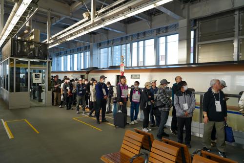 ホームで待機（写真）