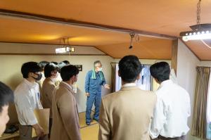 町家を見学する高校生たち(写真)