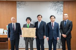 上越地域農業者グループひかり 古岩 樹氏による全国青年農業者会議における「農林水産大臣賞」受賞の報告（写真）