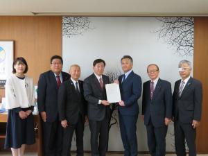 議長から市長に提言書を提出（集合写真）