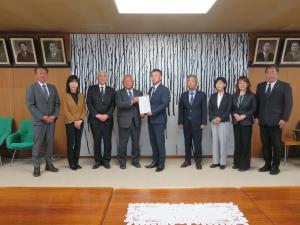 災害対策特別委員会から議長に報告書を提出（集合写真）