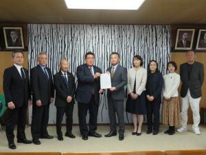 観光振興対策特別委員会から議長に報告書を提出（集合写真）
