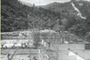 建設中の様子（白黒写真）