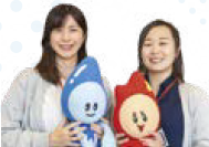 マスコットキャラのぬいぐるみを持つ職員（写真）