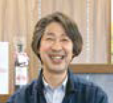 笑顔の桑原さん（写真）