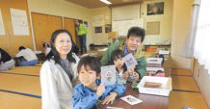 親子で工作に参加した参加者（写真）