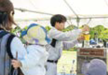実験に見入る人（写真）