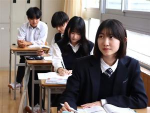 教室で授業を受ける生徒（写真）