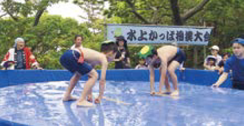 水上かっぱ相撲大会の様子（写真）