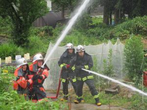 放水訓練（ホースを持つ人の前方からの写真）
