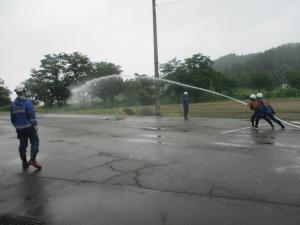 小型ポンプ操法（放水の様子の写真）