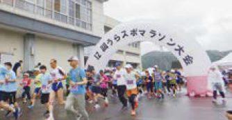 小雨の中スタートを切るランナーたち(写真)