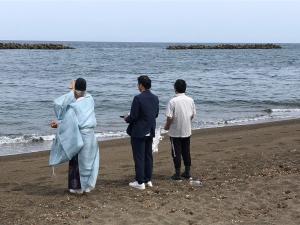 波打ち際での安全祈願が行われている様子（写真）