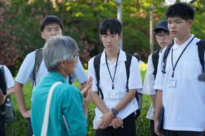平和記念公園でガイドさんの説明を聞いている様子（写真）