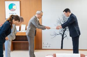 「令和7年度各会計決算審査意見書及び令和7年度決算に基づく健全化判断比率等審査意見書」の手交（写真）