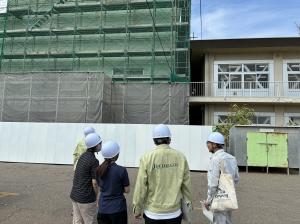 国府小学校工事見学の様子(写真)