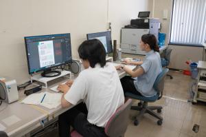 模擬広報紙面作成の様子(写真)