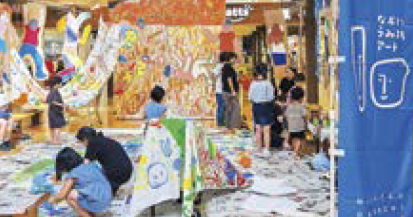 会場一面に飾られたアート（写真）