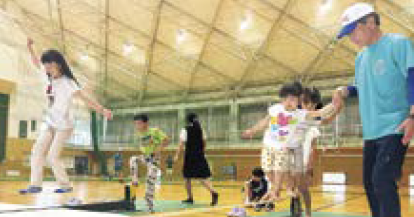 スラックラインに挑戦する子どもたちの様子（写真）