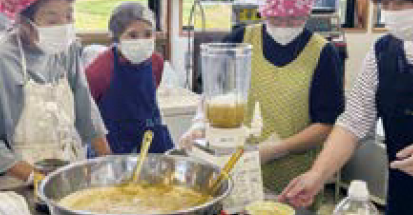 材料をミキサーで混ぜている様子（写真）